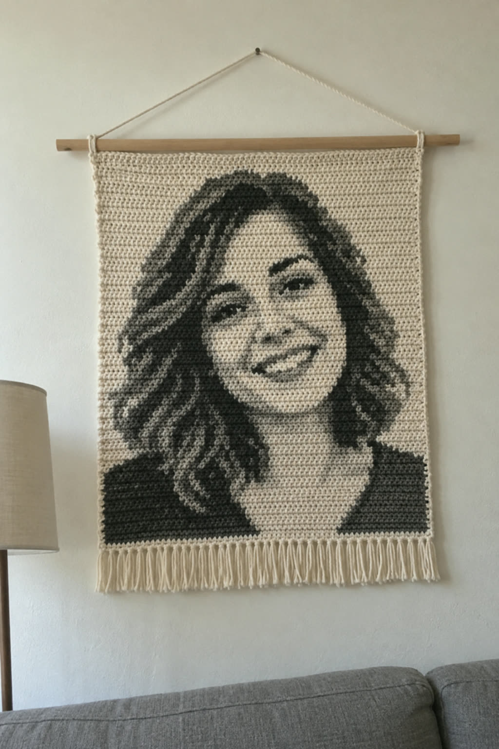 Retrato de uma mulher feito em crochê, pendurado na parede