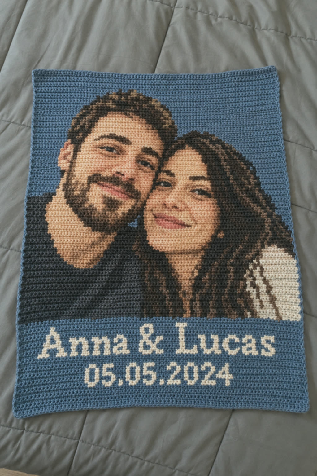 Peça de crochê com o casal, os nomes e a data do casamento